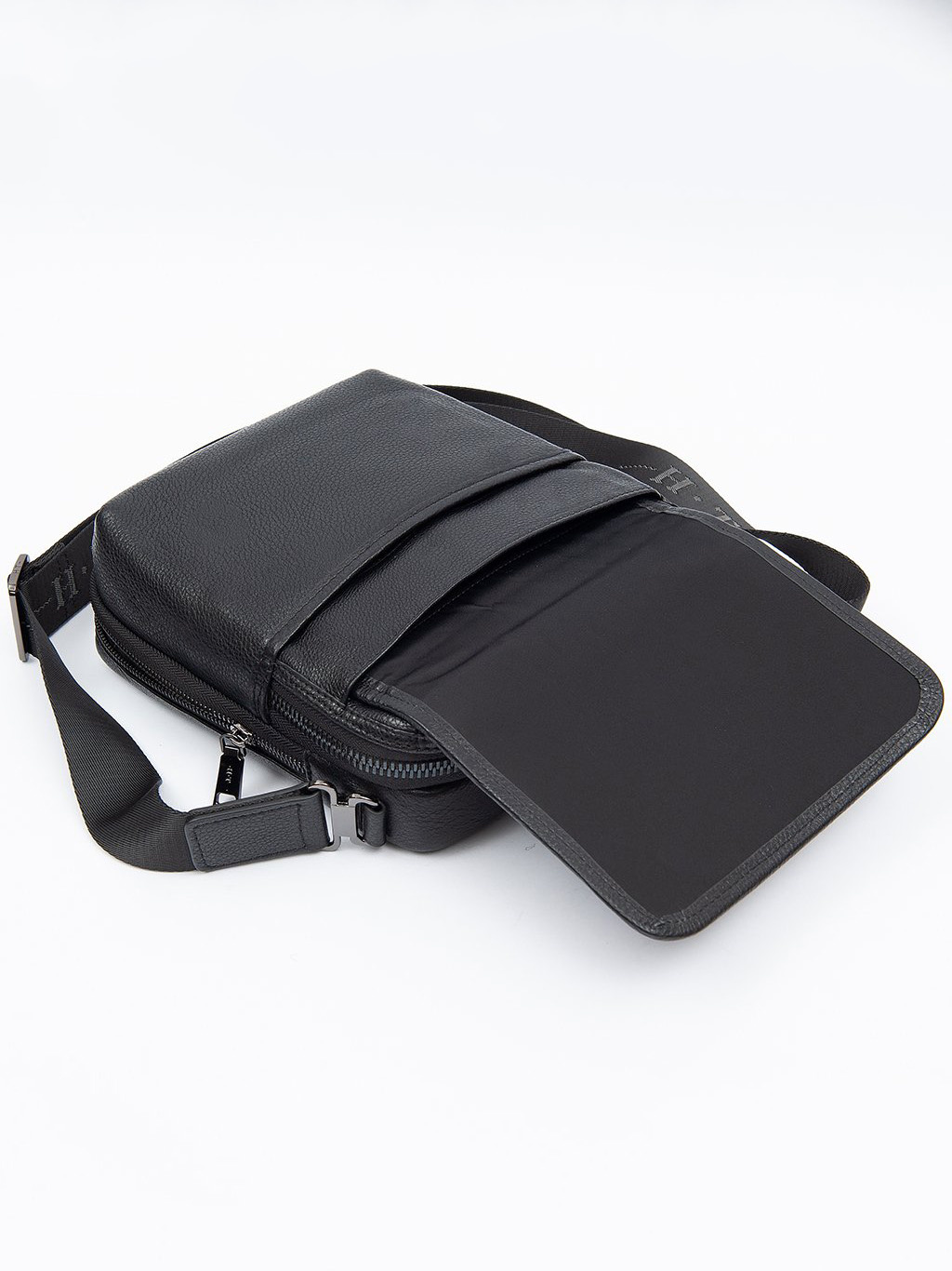 Фото Кожаная мужская сумка через плечо черного цвета Сумки через плечо