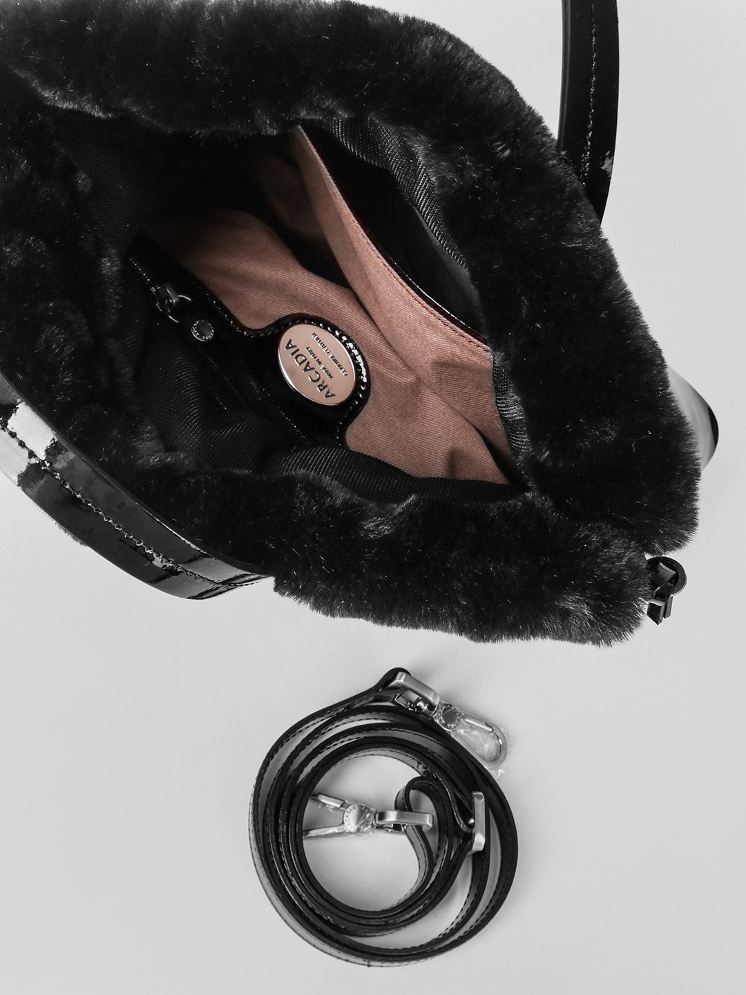 Фото Женская сумка-тоут из натуральной лаковой кожи с декором из искусственного меха Классические сумки