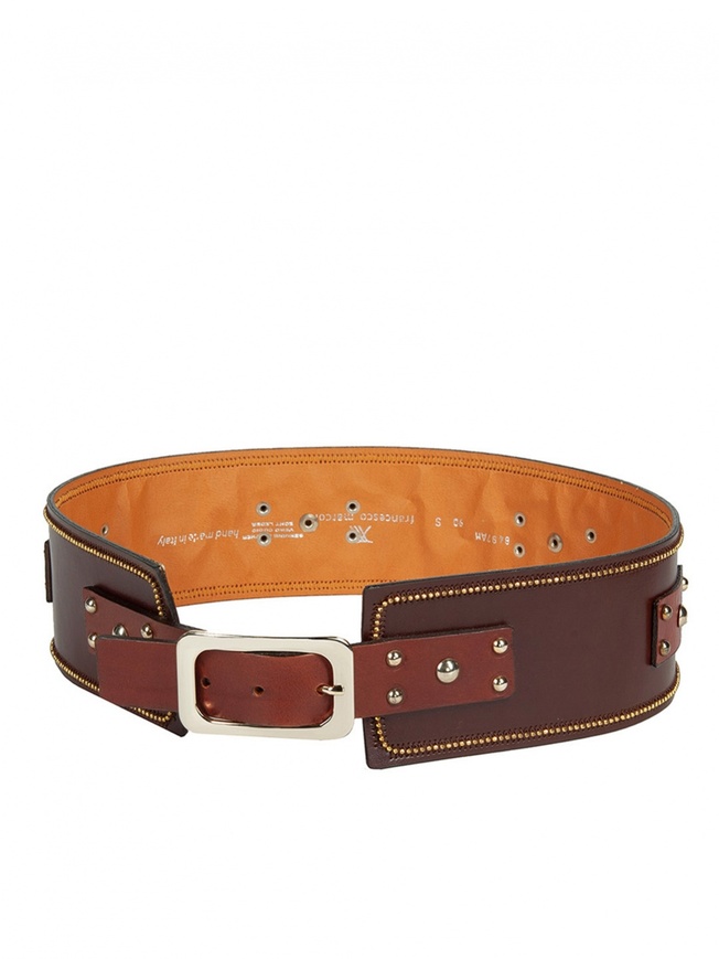 Широкий женский ремень из плотной кожи с декором из золотистых клепок