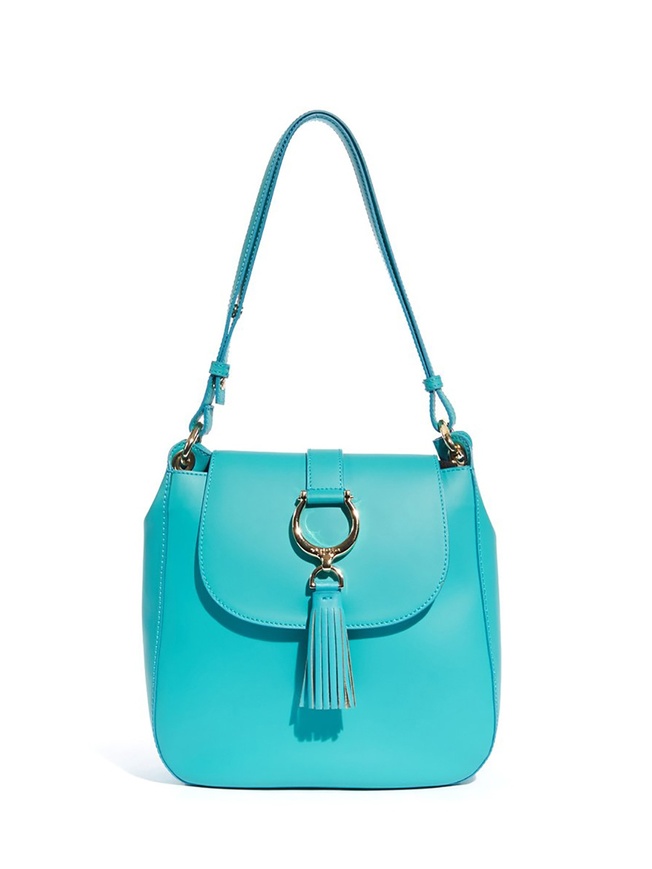 Компактная женская сумка-сэдл из гладкой кожи с кисточкой коллекции 