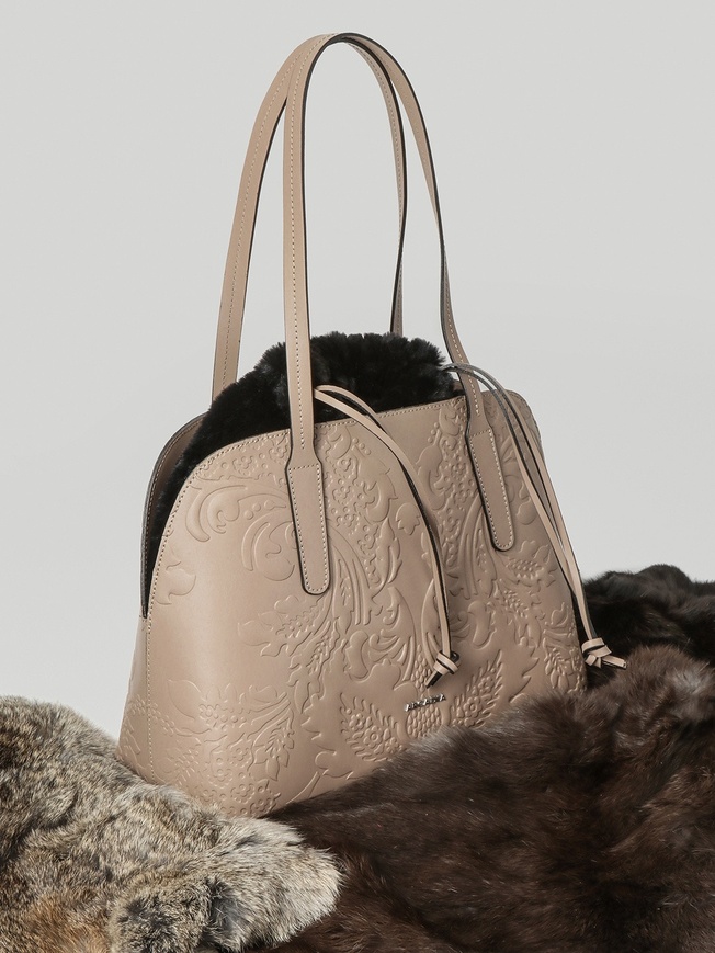 Лаконичная женская сумка-тоут из матовой кожи с декором из искусственного меха