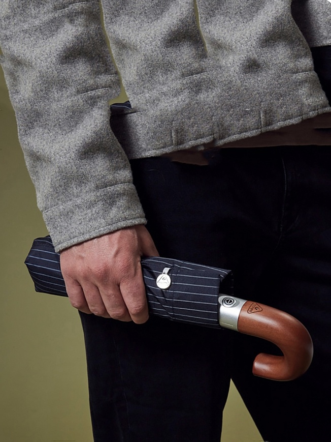 Мужской зонт-автомат синий с бледно-голубыми полосками 