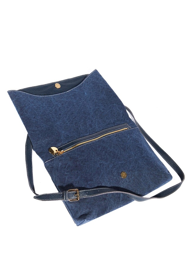 Женская сумка-конверт из плотного текстиля с вставками из мягкой зернистой кожи