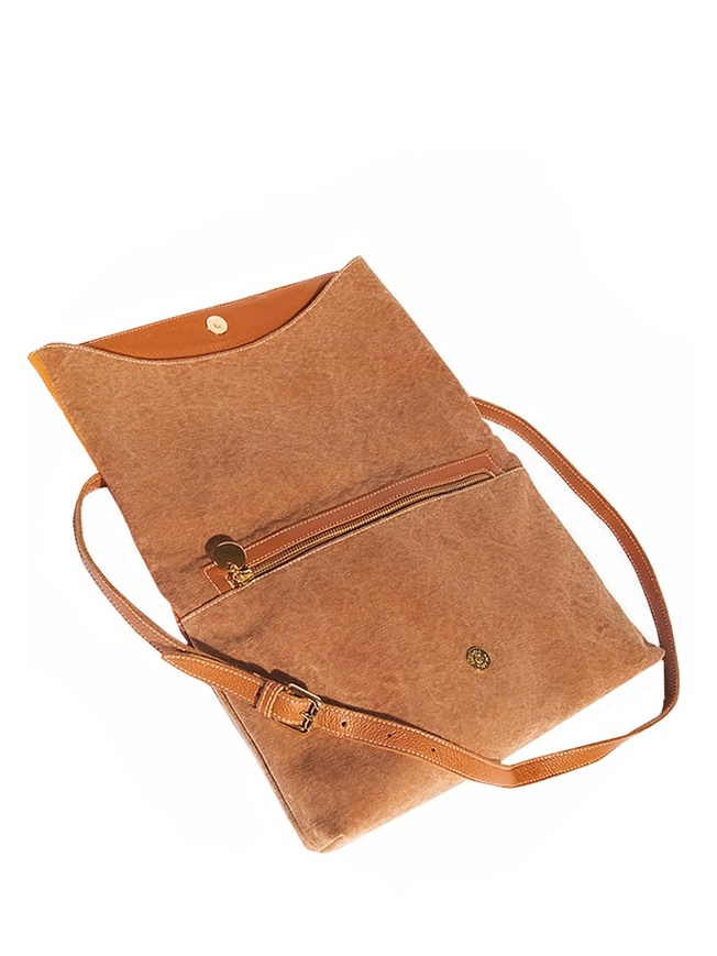 Женская сумка-конверт из плотного текстиля с вставками из мягкой зернистой кожи