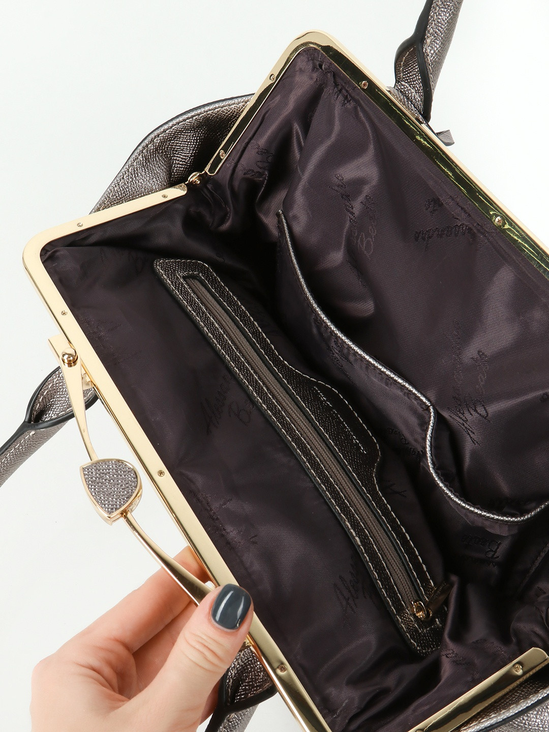 Фото Трапециевидная сумка-тоут из серебристой кожи с саквожяным замком Классические сумки