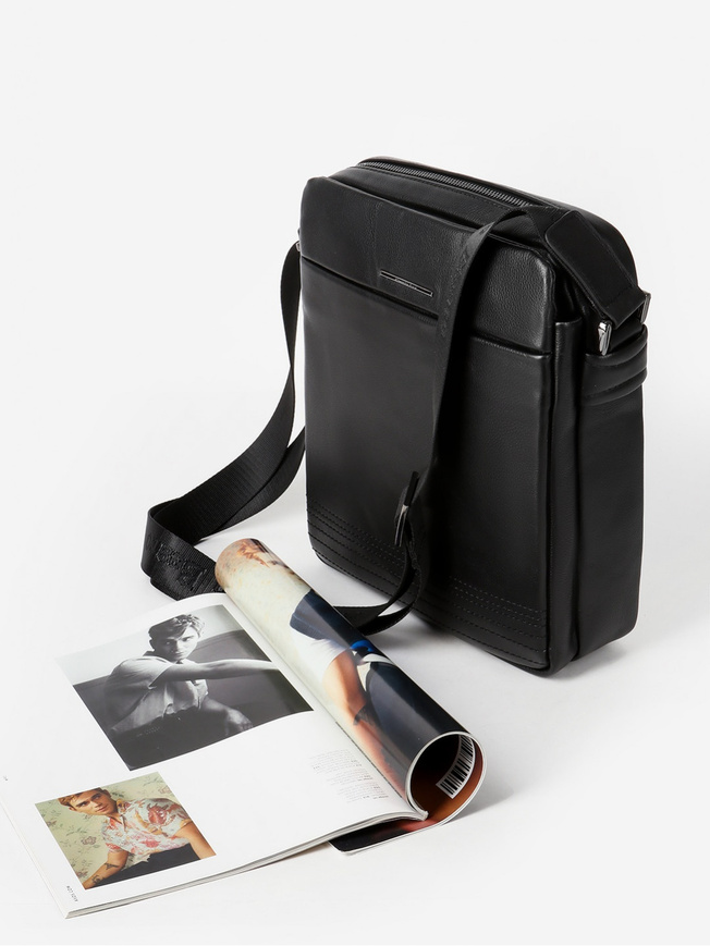 Вместительная мужская сумка через плечо из кожи черного цвета