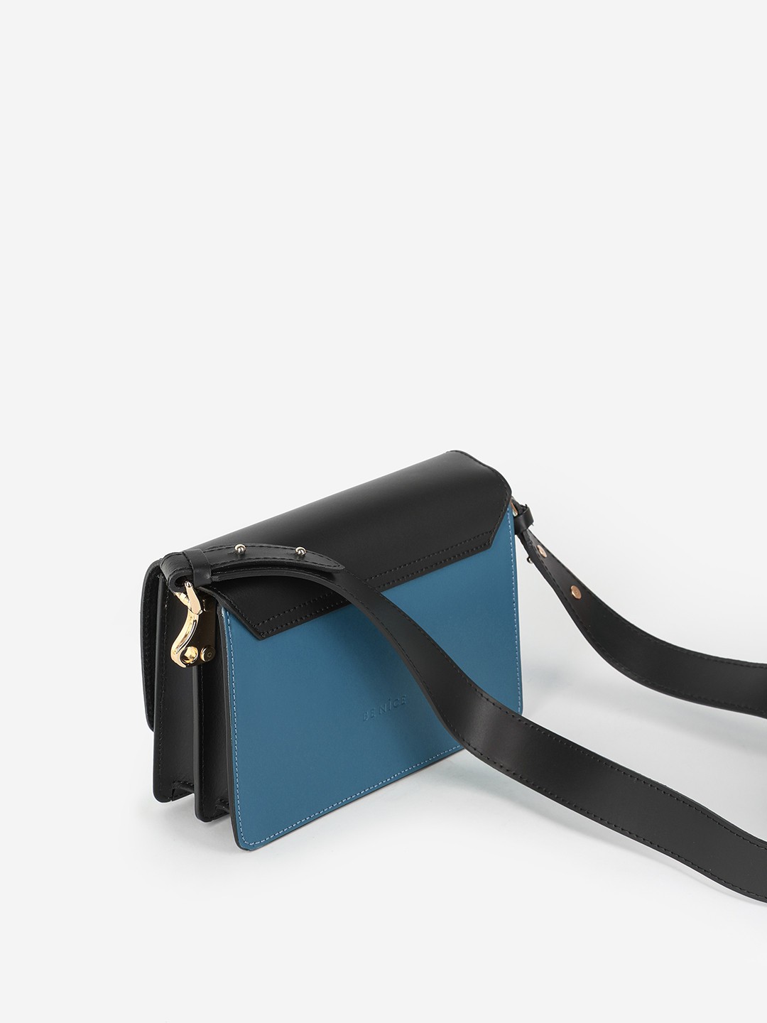 Изображение Маленькая сумочка кросс-боди из матовой кожи Be Nice BN38 ruga nero blu Фото Маленькая сумочка кросс-боди из матовой кожи Сумки кросс-боди