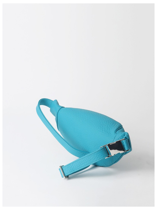Женская сумка на пояс из нежно голубой кожи