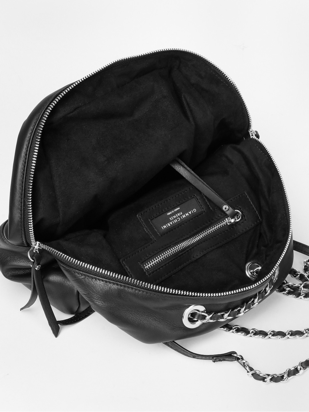 Изображение Стильный женский рюкзак черного цвета с лямками цепочками Gianni Chiarini 7401 supersoft macchia nero Фото Стильный женский рюкзак черного цвета с лямками цепочками Рюкзаки