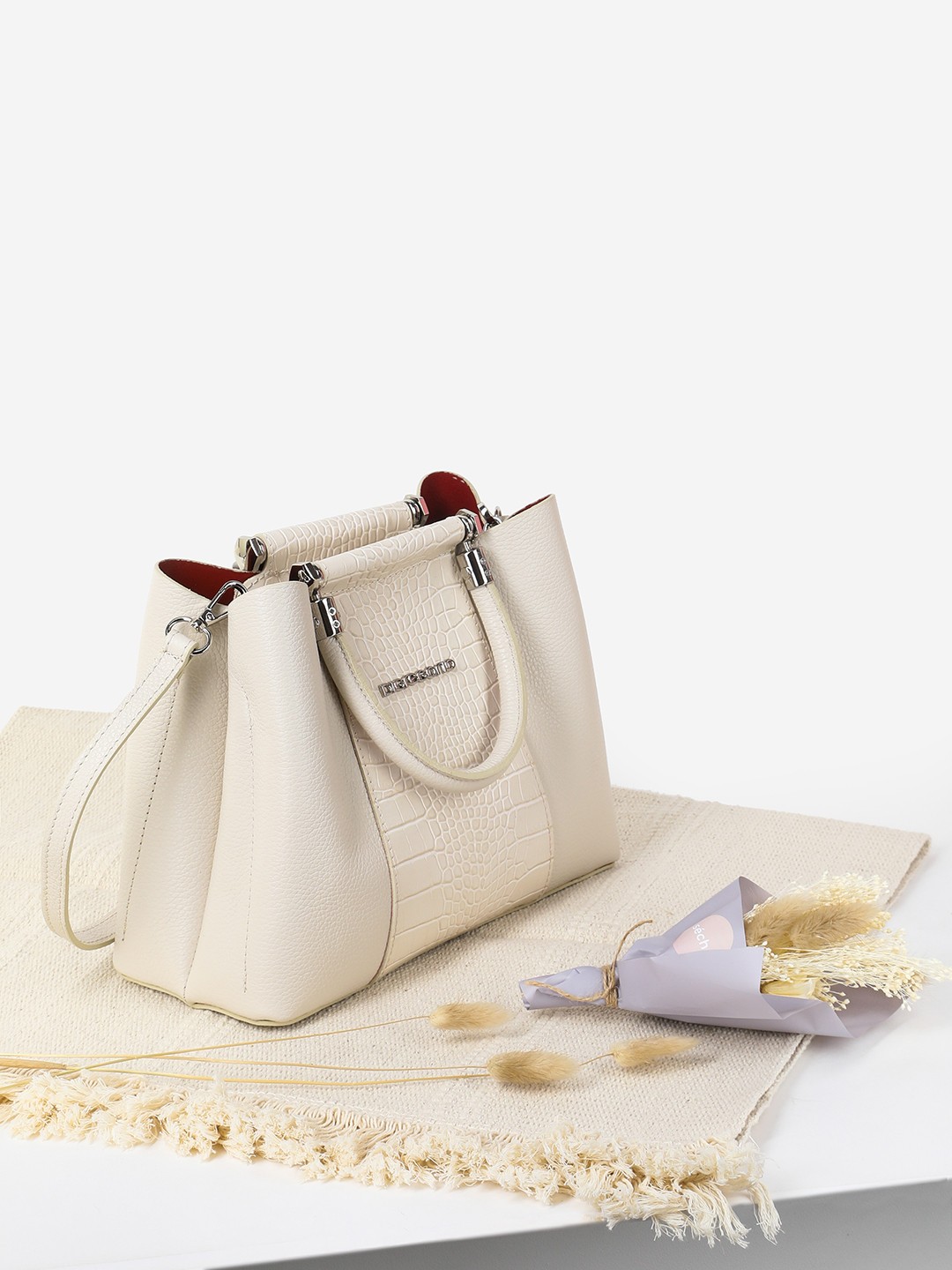 Изображение Небольшая сумка-тоут из плотной кожи с принтом под крокодила Di Gregorio 8768 vit beige Фото Небольшая сумка-тоут из плотной кожи с принтом под крокодила Классические сумки