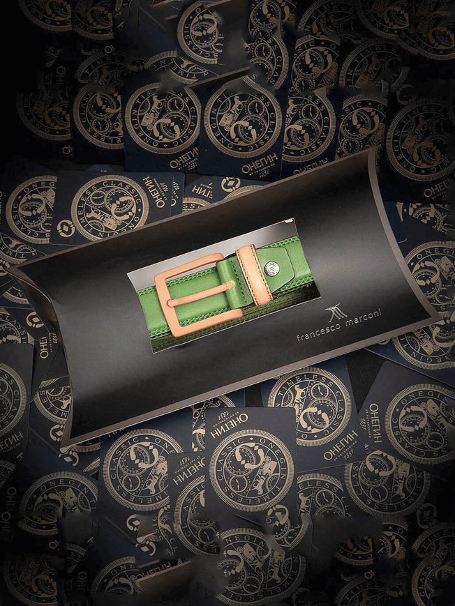 Стильный ремень из гладкой оливковой кожи с бежевой пряжкой 