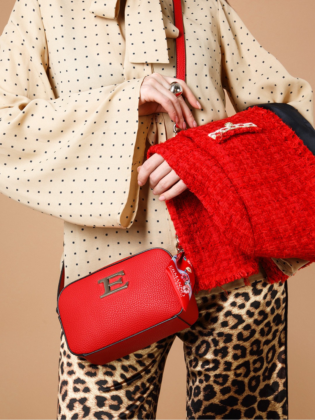 Изображение Сумочка кросс-боди из эко-кожи с платком-твилли Ermanno Scervino 12400989 red Фото Сумочка кросс-боди из эко-кожи с платком-твилли Сумки кросс-боди